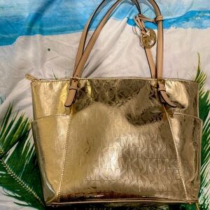 MICHAEL KORS JET SET SIGNATURE LOGO PALE GOLD MIRROR METALLIC TOTE BAG